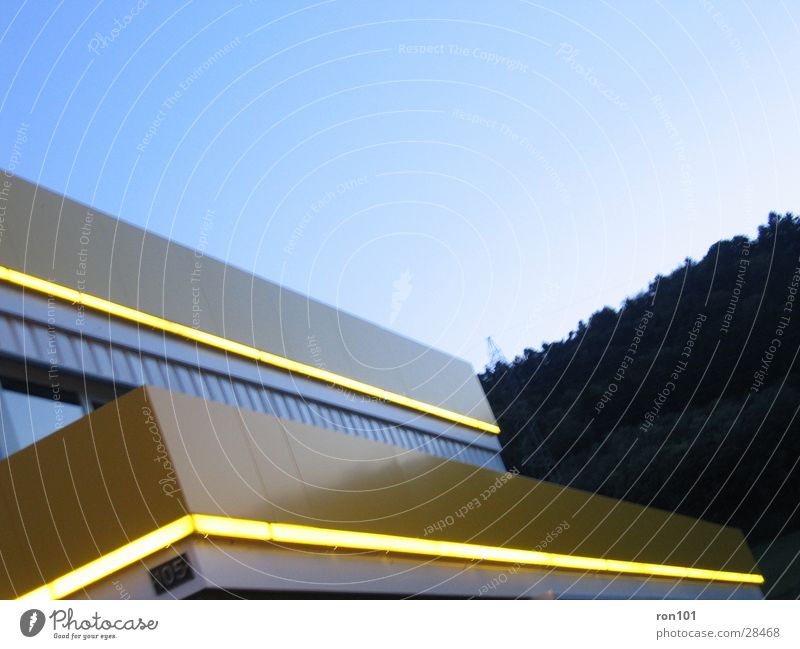 yellow102 gelb Neonlicht Architektur Beleuchtung blau Himmel fasade Abend