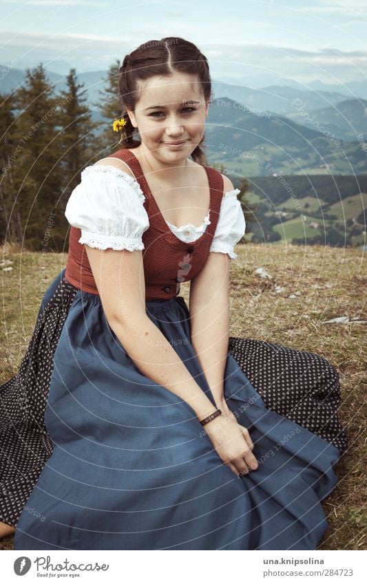 Die Unschuld vom Lande Mädchen Junge Frau Jugendliche 1 Mensch 13-18 Jahre Kind Natur Landschaft Wiese Alpen Berge u. Gebirge Gipfel Kleid Trachtenkleid brünett
