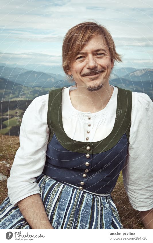 Auf der Alm da gibt's koa Sünd Mann Erwachsene 1 Mensch 30-45 Jahre Umwelt Natur Landschaft Wiese Alpen Berge u. Gebirge Gipfel Kleid Trachtenkleid blond Bart
