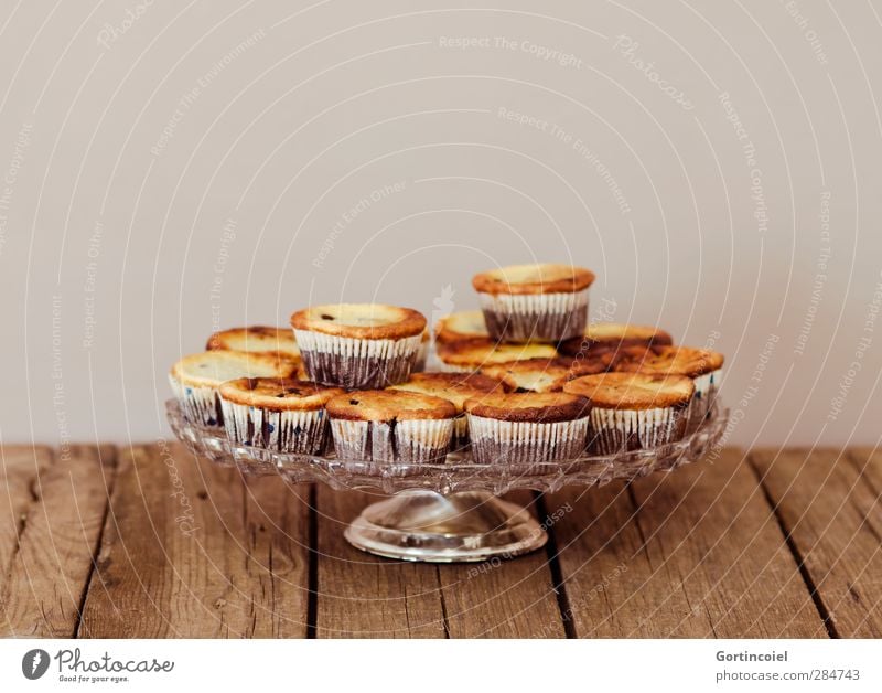 Kuchen Lebensmittel Teigwaren Backwaren Dessert Süßwaren Ernährung Kaffeetrinken lecker süß Muffin Tortenplatte Etagere Törtchen Holztisch Foodfotografie