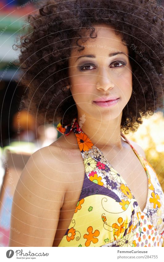 Sommerlich. feminin Junge Frau Jugendliche Erwachsene 1 Mensch 18-30 Jahre Fröhlichkeit Afroamerikaner Afro-Look Kleid Sommerkleid mehrfarbig Muster
