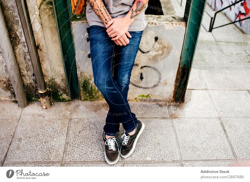 Crop hipster posiert auf der Straße Mann Stadt Schickimicki Körperhaltung Sommer tausendjährig tätowiert selbstbewußt Stil Großstadt Jugendliche Bekleidung