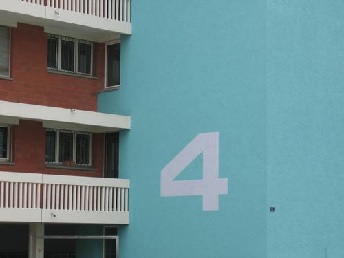 4. Haus Hausnummer Ziffern & Zahlen Nummernschild Balkon Gebäude Block Architektur