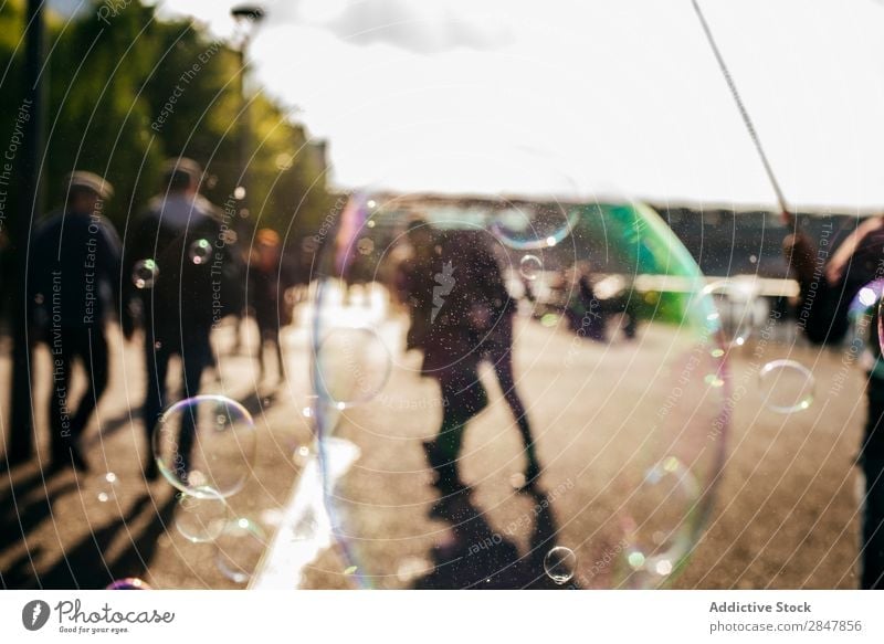 Seifenblase in der Straße Blase Mensch laufen Freude Großstadt wehen mehrfarbig Ferien & Urlaub & Reisen London Großbritannien vereinigtes königreich England