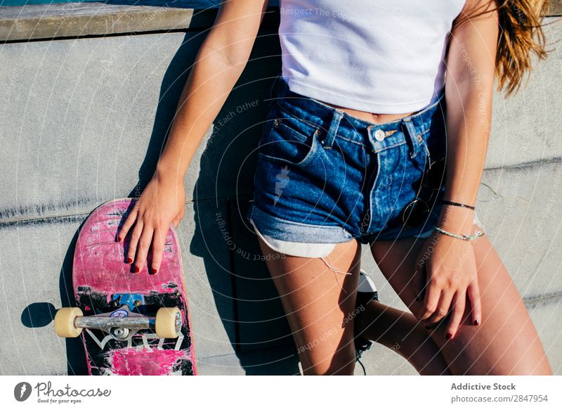 Crop Mädchen posiert mit altem Skate Frau Skateboard Jugendliche Stadt Schickimicki Skateboarding Körperhaltung Straße Natur Park Erholung selbstbewußt anlehnen