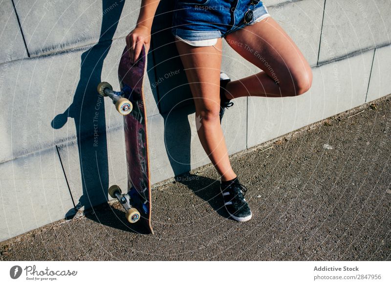 Crop Mädchen posiert mit altem Skate Frau Skateboard Jugendliche Stadt Schickimicki Skateboarding Körperhaltung Straße Natur Park Erholung selbstbewußt anlehnen