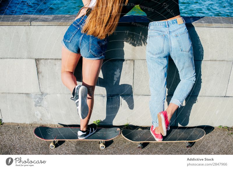 Rückansicht von Mädchen auf Schlittschuhen Jugendliche Skateboard Körperhaltung Stadt Sommer Sport trendy einzigartig Freizeit & Hobby lässig Skateboarding