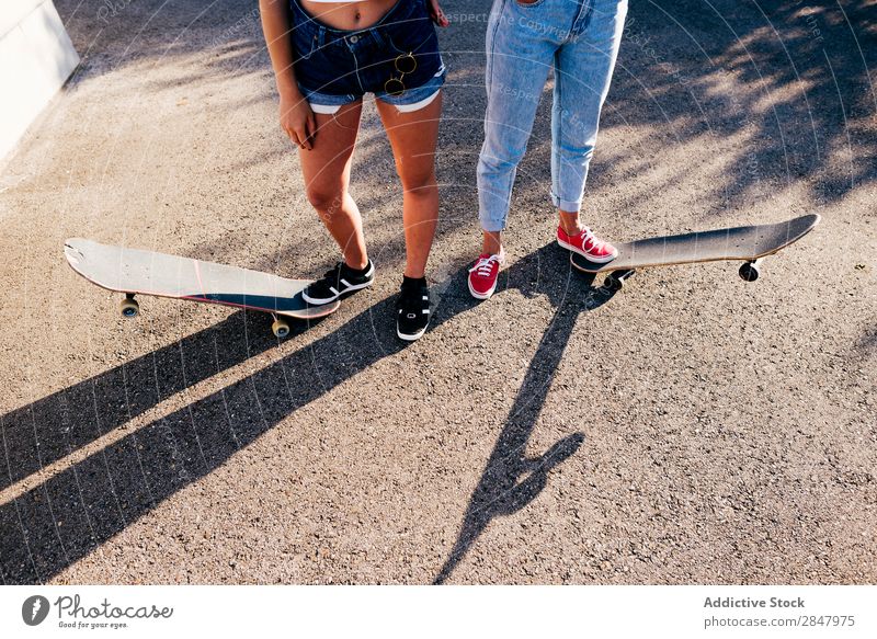 Frauen auf Schlittschuhen kultivieren Jugendliche Skateboard Stadt Körperhaltung Sommer Selbstständigkeit Mädchen selbstbewußt Sport Skateboarding trendy