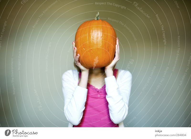 Kürbiskopf Lebensmittel Gemüse Ernährung Mädchen Kindheit Jugendliche Körper 1 Mensch 13-18 Jahre orange Kürbiszeit Halloween verdeckt verstecken Farbfoto