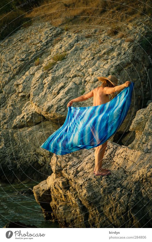 nackte junge Frau steht auf einem Felsen und legt sich ein blaues Tuch um Junge Frau feminin Sommer frei Sommerurlaub Jugendliche Körper 1 Mensch 18-30 Jahre