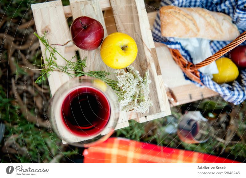 Weinglas und Äpfel Apfel Picknick Lebensmittel Blume Kasten rot Sommer Korb Frucht Park Brot Mahlzeit Gras Glas Frühling Mittagessen Freizeit & Hobby romantisch
