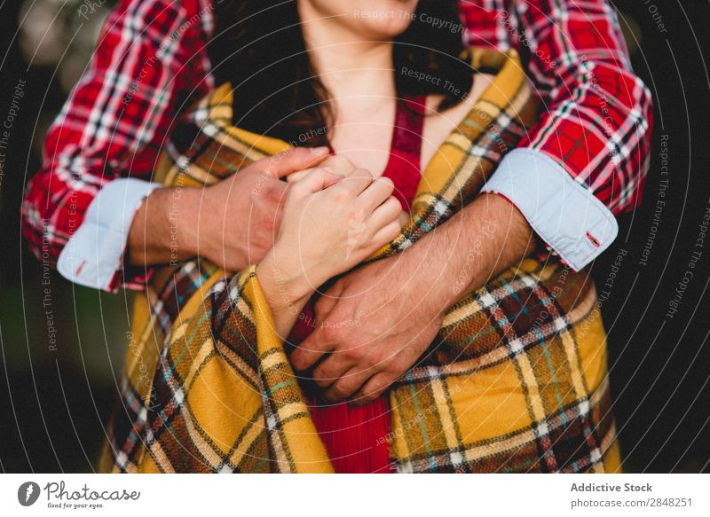 Ein Paar, das sich in einer Karosse umarmt. kariert umarmend überdeckt Fürsorge Mann Frau Liebe Familie & Verwandtschaft 2 Zusammensein Freundin Mensch Romantik