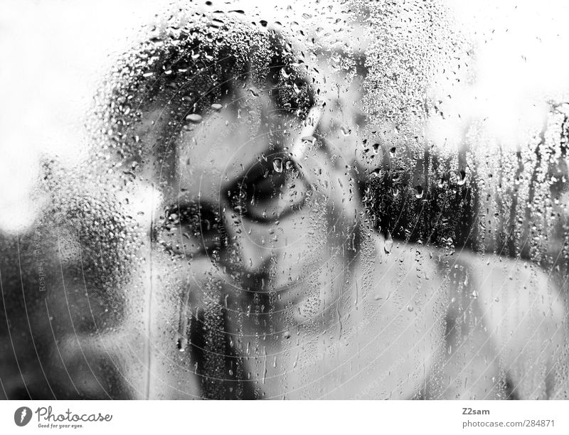 depressiv maskulin Junger Mann Jugendliche 1 Mensch 18-30 Jahre Erwachsene Regen Trägershirt Brille kurzhaarig träumen Traurigkeit dunkel trashig Stadt Trauer