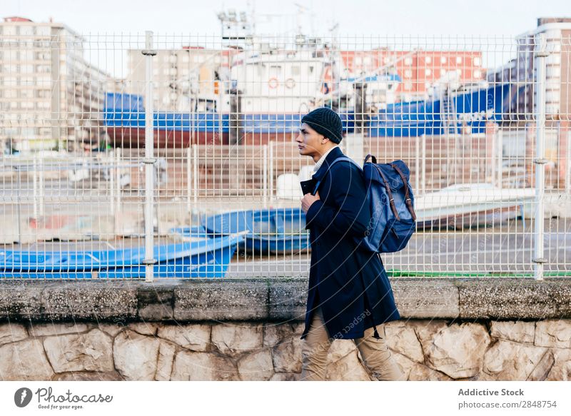 Gutaussehender Mann, der im Hafen spazieren geht. Portwein laufen Stil selbstbewußt Stadt Gang Tourist Reisender Matrosen Mode Mensch gutaussehend Porträt