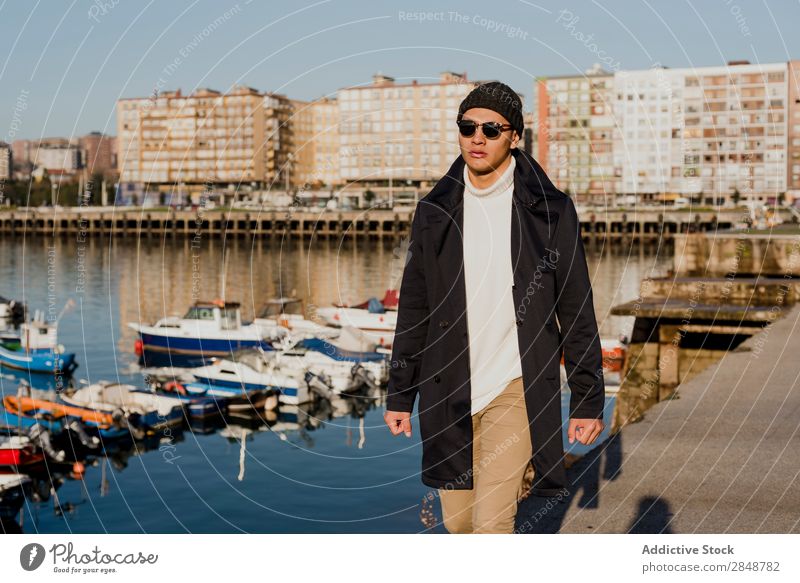 Gutaussehender Mann auf dem Pier Hafen Portwein Stil selbstbewußt Stadt Tourist Reisender Matrosen Mode Mensch gutaussehend Porträt Erwachsene Tourismus