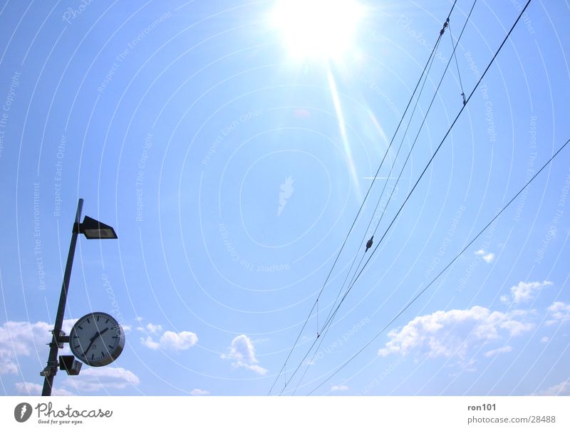 13:34 Uhr Leitung Lampe Zeit Wolken Verkehr Himmel Sonne Kabel blau Station