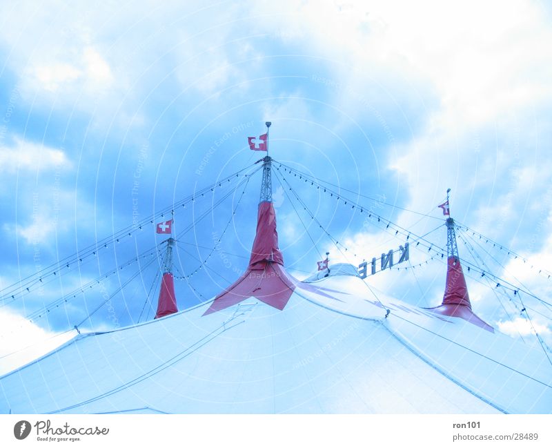 Circus Zirkus Zirkuszelt Zelt Wolken weiß rot Himmel blau