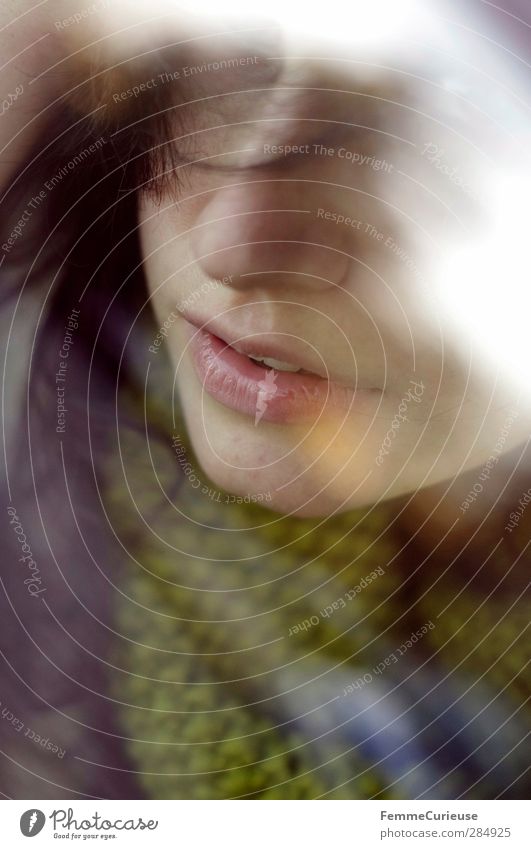 Zart. feminin Junge Frau Jugendliche Erwachsene Gesicht Nase Mund Lippen 1 Mensch 18-30 Jahre einzigartig Perspektive Fensterscheibe Glasscheibe Autofenster