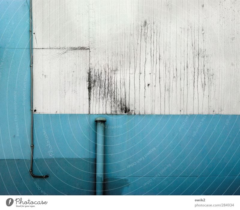 Berliner Luft Mauer Wand Fassade Abflussrohr Kabel trist Stadt blau grau weiß Schlieren Spuren abwärts Linie Strukturen & Formen verfallen morbid einfach