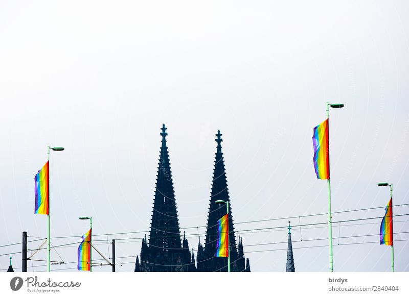 viele Regenbogenfahnen . Im Hintergrund der Kölner Dom. CSD Regenbogenflagge queer Freude Christopher Street Day Toleranz Veranstaltung Wind Turm LGBTQ pride