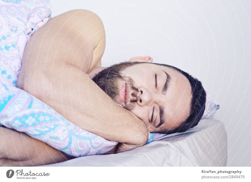 Nahaufnahme von schlafenden bärtigen Mann Gesicht im Bett. Konzept der männlichen Gesundheit und Schlaflosigkeit Problem Lifestyle Glück Körper Gesundheitswesen