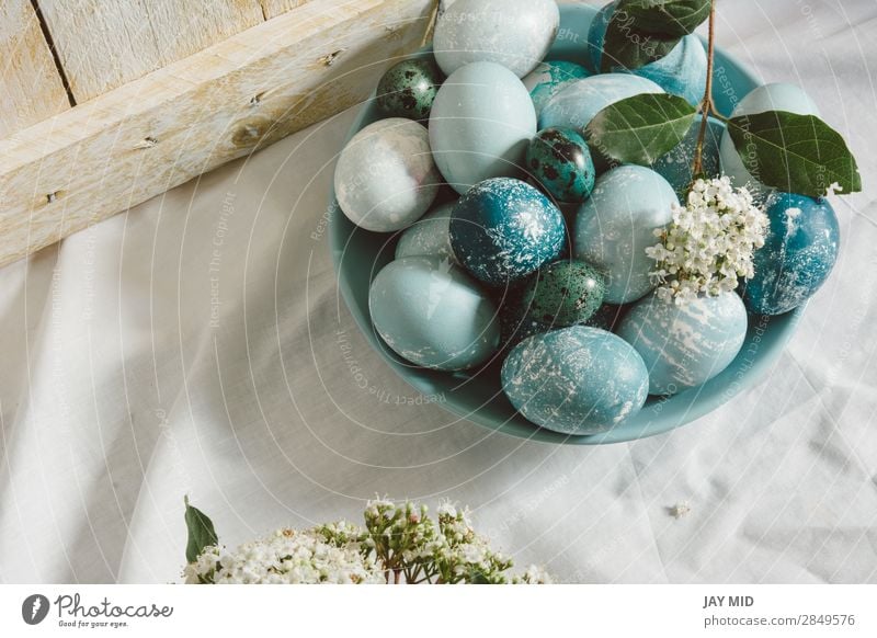Blaue Ostereier auf dem Tisch. Teezeit. Lebensmittel Frühstück schön Dekoration & Verzierung Feste & Feiern Ostern Weihnachten & Advent Blume blau grün weiß