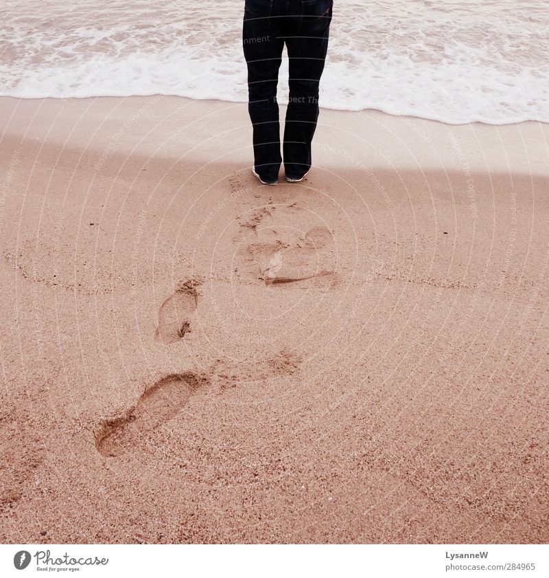 Fußstapfen Natur Sand Wasser Sommer Wind Wellen Strand ruhig Sehnsucht Erholung Freiheit Ferien & Urlaub & Reisen Farbfoto Außenaufnahme Morgen Morgendämmerung
