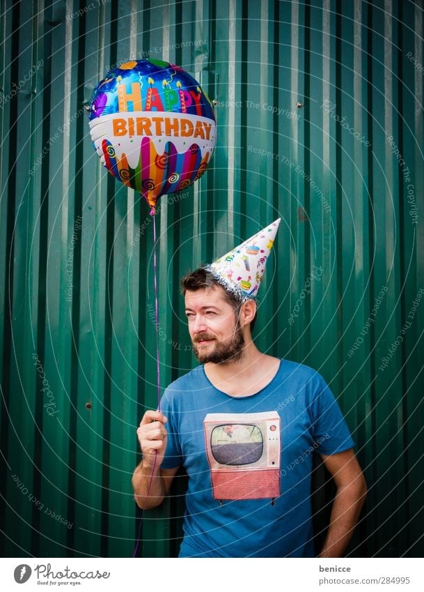 Happy B. - II Geburtstag Happy Birthday Luftballon Mann Mensch Junger Mann Bart alt Senior Wand Feste & Feiern Party stehen Lächeln Traurigkeit Reihe lustig