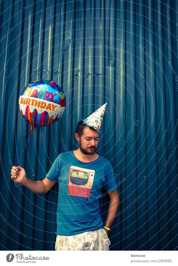 Happy B. - III Geburtstag Happy Birthday Luftballon Mann Mensch Junger Mann Bart alt Wand Feste & Feiern Party stehen Lächeln Traurigkeit Reihe lustig Humor