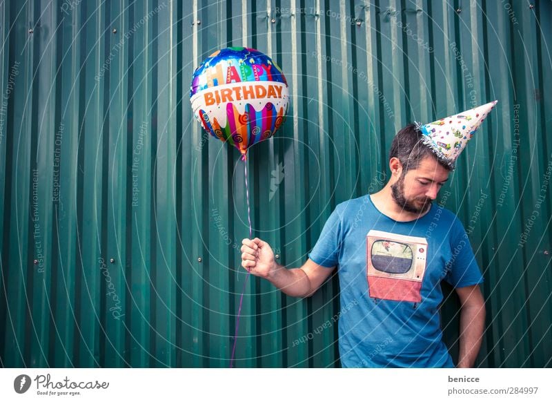 Happy B. - IV Geburtstag Happy Birthday Luftballon Mann Mensch Junger Mann Bart alt Wand Feste & Feiern stehen Lächeln Traurigkeit Reihe lustig Humor Freude