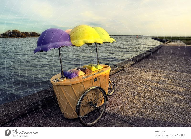 Saisonausklang Speiseeis kaufen Meer Landschaft Wolken Horizont Herbst Schönes Wetter Küste Menschenleer Hafen Fahrrad blau gelb violett Eiswagen Dreirad