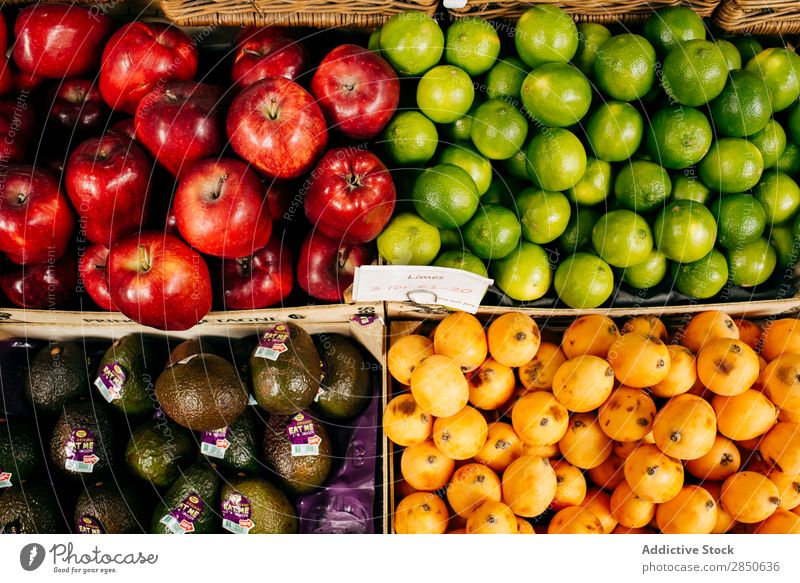 Frisches Obst auf dem Markt Verkaufswagen Frucht Basar Marktplatz mehrfarbig Tradition Landwirtschaft Lebensmittel stehen frisch natürlich Jahreszeiten