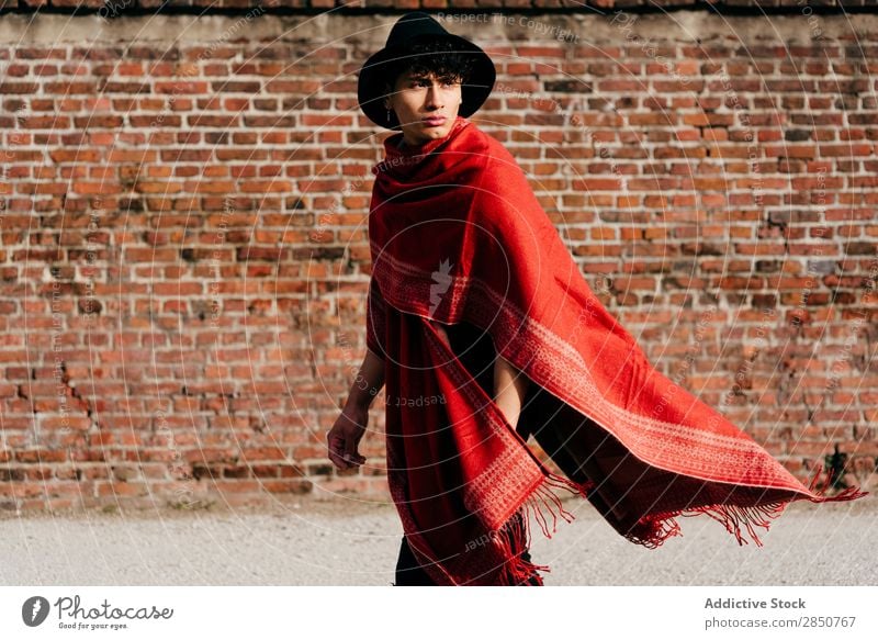 Asiatischer Mann mit rotem Schal und Hut gutaussehend Jugendliche Stil asiatisch Mensch Porträt Mode Model modern Typ Lifestyle attraktiv Coolness lässig