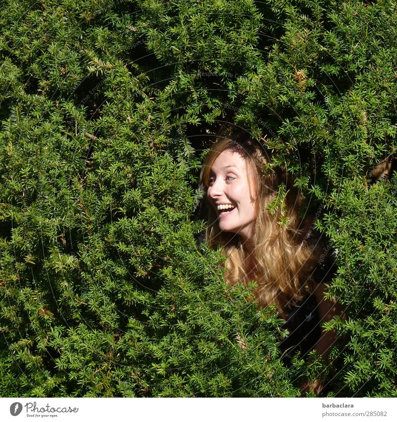 glücklich | Ich bin so gern im Grünen Junge Frau Jugendliche Erwachsene Kopf Pflanze Sommer Baum Grünpflanze Sträucher Garten Park blond langhaarig genießen