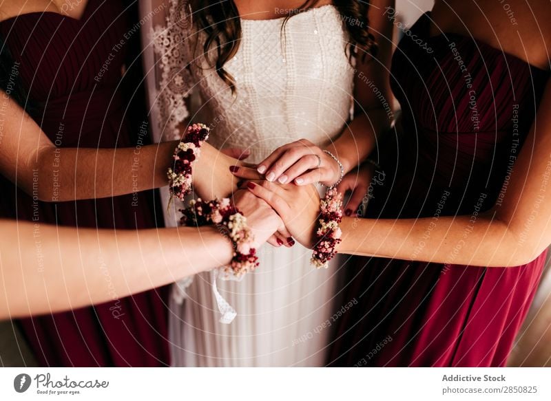 Braut und Brautjungfern halten die Hände zusammen. Hochzeit Feste & Feiern Zeremonie Mensch Frau Kleid schön Freundschaft Gratulation Jugendliche elegant Stil