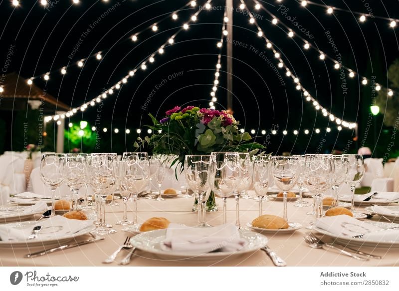 Servierter Banketttisch Festessen Tisch Dekoration & Verzierung serviert Feste & Feiern Hochzeit Party Veranstaltung Ordnung Abendessen Kulisse Catering