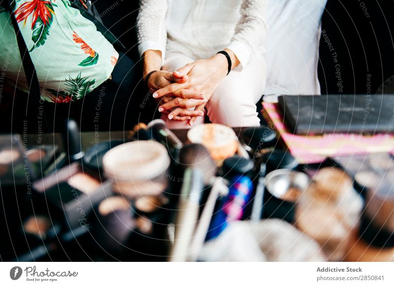 Person in der Nähe des Make-up-Tisches Mensch Schminke Kosmetik Beautyfotografie Mode Fürsorge Glamour Hautpflege Behandlung perfekt Werkzeuge
