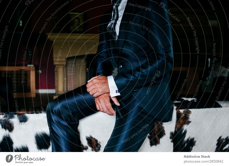 Eleganter Mann im eleganten Anzug Mode Körperhaltung Herr Reichtum Geschäftsmann anhaben selbstbewußt stilvoll sitzen Bekleidung stehen Stil striegeln Tradition