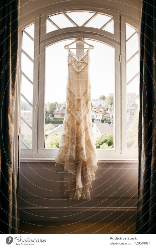 Hochzeitskleid am Fenster hängend Kleid Kleiderbügel elegant hochzeitlich ornamental Beautyfotografie Bekleidung Licht Kittel Mode bestickt Stil Feste & Feiern