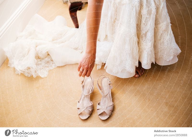 Getreide Braut zieht Schuhe an Dressing Hochzeit Kleid Vorbereitung hochzeitlich Spitze Damenschuhe anhaben anmachend romantisch ausgefallen Kittel