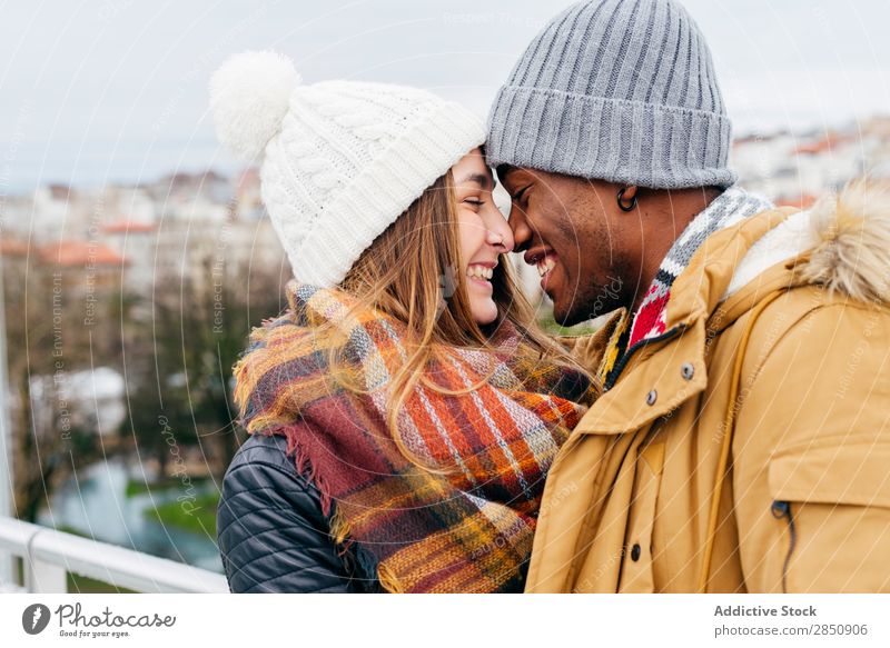 Paar, das auf der Straße posiert. Zusammensein Großstadt Stadt Hafen Portwein Schal ziehend Person gemischter Abstammung multiethnisch schwarz Liebe Frau Mann