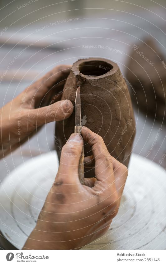 Nahaufnahme der Tonvase am Rad Frau Werkstatt Formgebung Vase Steingut Topf Strukturen & Formen Tradition Material Fähigkeit beherrschen Geschirr