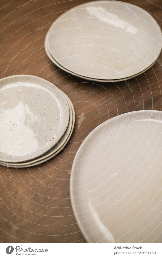 Reihen von Kunsthandwerkstafeln auf dem Tisch Geschirr Platten Basteln Ton Keramik Handwerk verglast sortieren Tonwaren Design Freizeit & Hobby Inspiration
