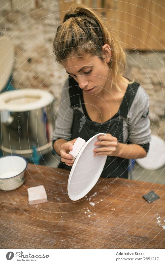 Frau, die mit Tonplatten arbeitet Werkstatt Geschirr Handarbeit Keramik Platten professionell machen Handwerkskunst Emaille Basteln Tonwaren