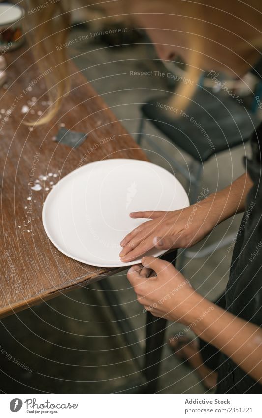 Frau, die mit Tonplatten arbeitet Werkstatt Geschirr Handarbeit Keramik Platten professionell machen Handwerkskunst Emaille Basteln Tonwaren