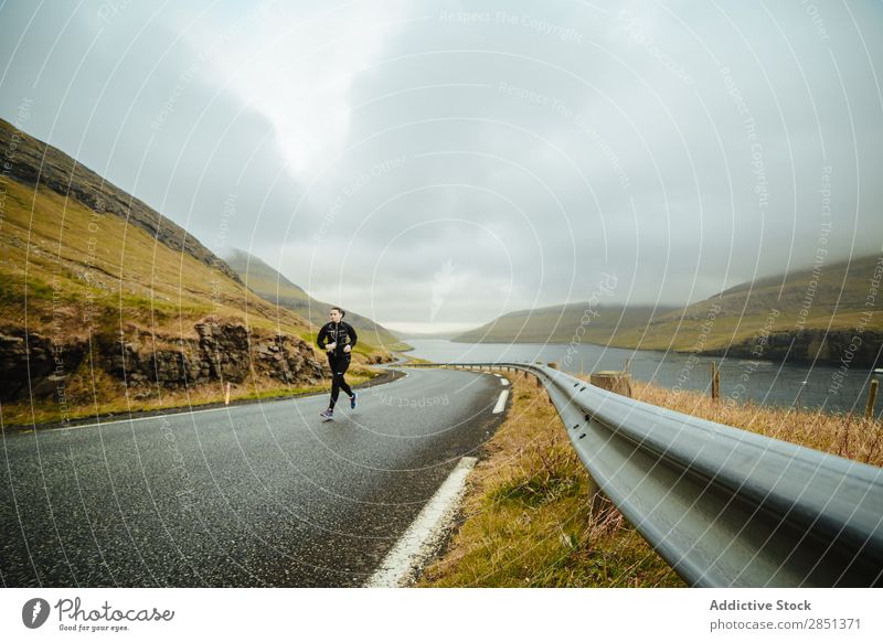 Person, die auf einer Landstraße fährt Mensch rennen Mittelgebirge ländlich Landschaft Reisender Sport Natur Gesundheit Aktion Freiheit Lebensfreude Länder üben