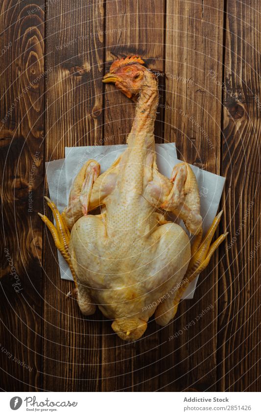 Ganzes Huhn mit Kopf Hähnchen roh ganz Tod Vorbereitung Fleisch Lebensmittel frisch Mahlzeit kochen & garen Geflügel Vogel Essen zubereiten Masthähnchen Haut