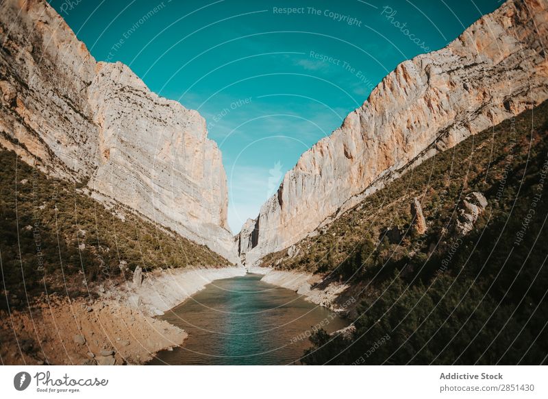 Der Mont-Rebei Canyon, Lleida, Spanien unter dem blauen Himmel Schlucht Fluss Landschaft Ferien & Urlaub & Reisen Natur Felsen Park Wildnis Wasser Aussicht