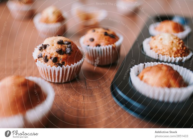 Hausgemachte Muffins mit Schokoladensamen braun süß Dessert Kaffee Kuchen frisch Tasse gebastelt Cupcake geschmackvoll dunkel Tisch Frühstück backen Jeton Zimt
