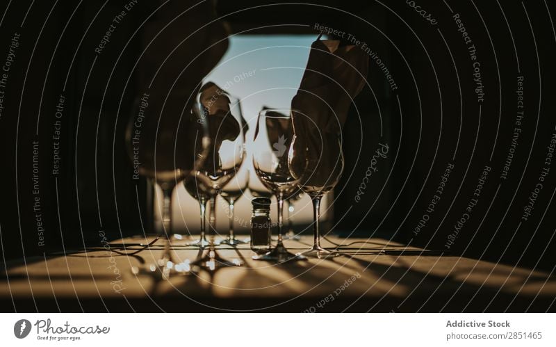 Weingläser mit Servietten bei Dunkelheit Weinglas Ordnung Schatten Rezeption elegant Kristalle Aufschlag Reichtum Feste & Feiern Restaurant Festessen Glas